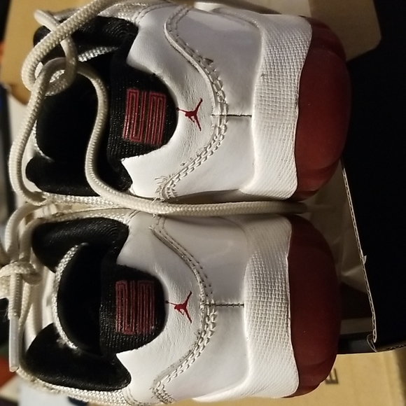 Jordan 11 Retro Low - Picture 2 of 4